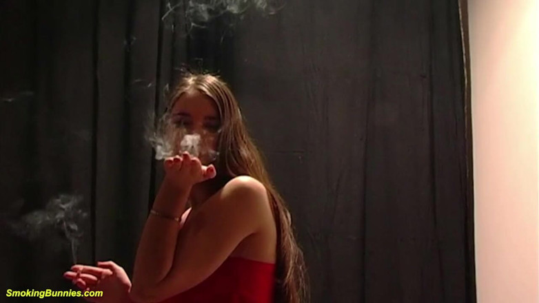 Smoking Bunnies: Sevimli genç büyük memeli genç kız sigara içiyor