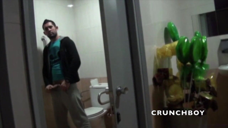 Crunch Boy: Seksowny młody Arab zerżnięty przez topowego latynosa w publicznych toaletach