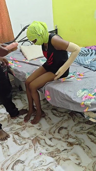 Băiatul care face livrări o fute neașteptat pe o fată singuratică
