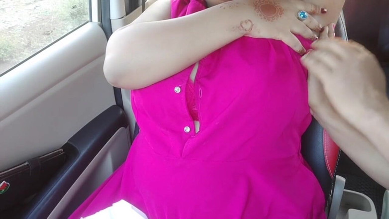 HotGirl21: Gorąca seksowna desi dziewczyna na zewnątrz pokazuje cycki podczas zabawy...