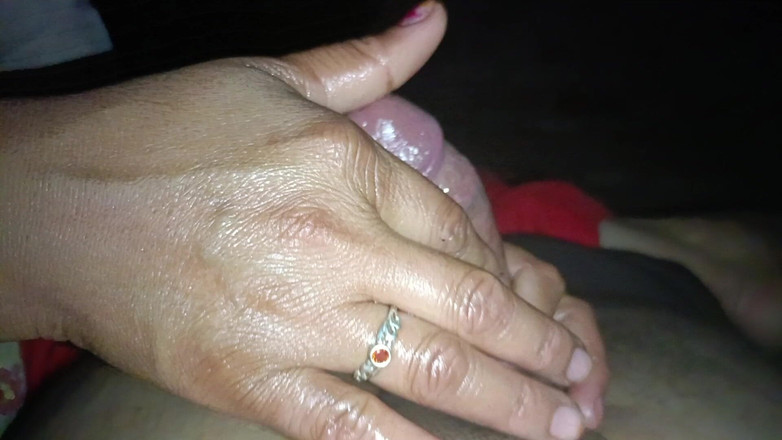 Desi Rani studio: Yağlı masaj ile elle muamele büyük yarak