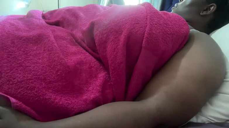 Legendary Booty Overdose: Rijpe bbw masturbeert en kreunt in bed