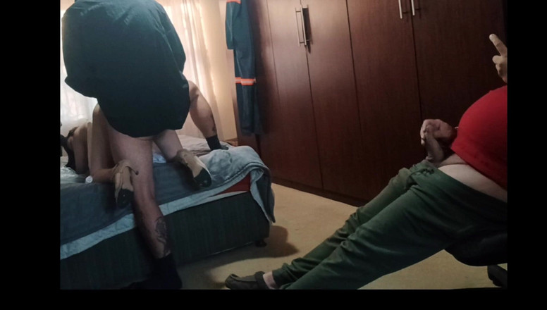 Mysticbabe8: मेरे सौतेले पिता और उसका दोस्त मुझे एक ही समय में चोदना चाहते थे जबकि एक मेरी वीर्य टपकती तंग चूत पर मरोड़ रहा है