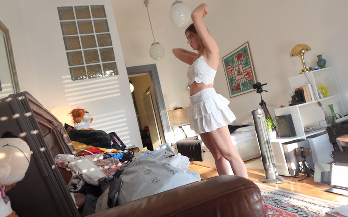 Short Skirt TV: セクシーでエッチな天然の美しいおっぱい熟女がショートスカートの試着をします