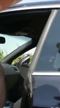 Jóvenes viejos en el coche