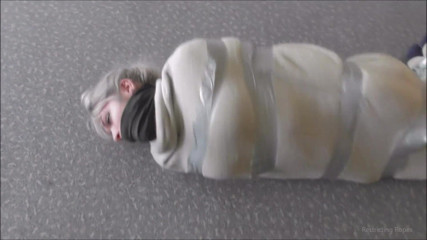 Restricting Ropes: Atado por su captor en el piso