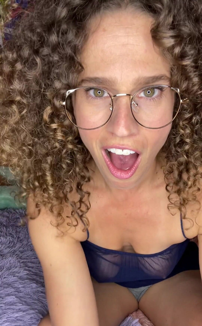 VibeWithMommy: BBC ジョイ!妻がこっそりあなたの部屋に忍び込んで、BBCのJOIで遊ぶ!彼女はあなたの中出しを懇願している