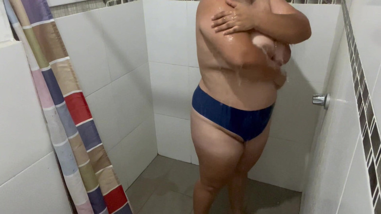 Stepmom_with_big_tits: Sexig colombiansk styvmamma bestämmer sig för att ta en dusch...