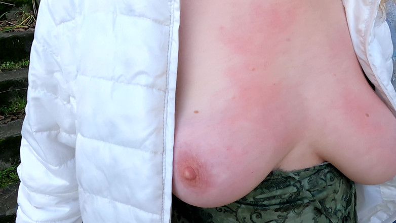 Bouncy Tits Action: Trenul trece în timp ce îi plesnește țâțele și vaginul