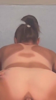 La vieille belle-mère est une salope sexy ! Elle adore gaper et péter la noix par son trou du cul !