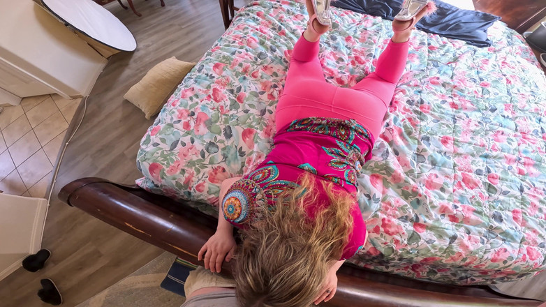 Erin Electra: Zabawa Z Uroczą Puszystą Macochą W Nudny Skądinąd Dzień