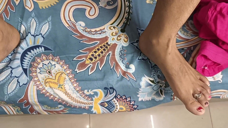 Pyaripooja22: Tharki-echtgenoot stopt een condoom in de hand van zijn vrouw...