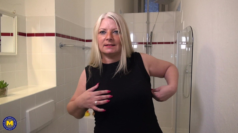 Mature NL: Alman olgun rosella duşta kendisiyle oynuyor