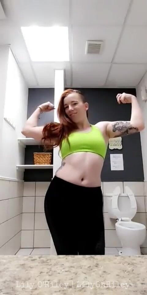 Lily O'Riley: Bella rossa si spoglia dopo l'allenamento e viene su tutto...