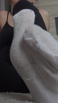 Moje nevlastní sestra zkouší, jaké to je nosit japonské tabi ponožky a pak si hraje s nohama a prsty na nohou