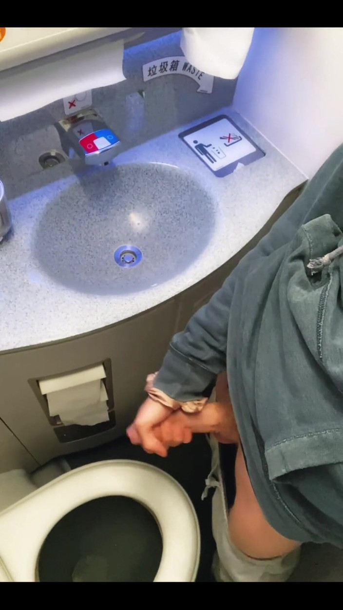 iamtonyrey: Cowok perancis lagi asik ngocok di toilet