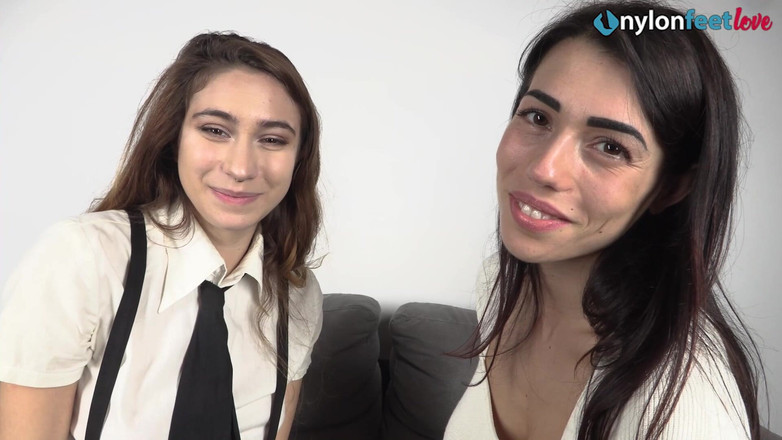 Best Nylon Feet Videos: 魅力的な美女たちがお互いの脚や足を愛おしそうに見つめ合う