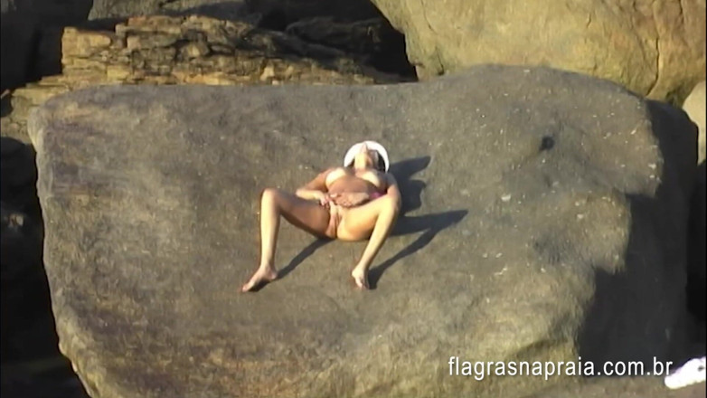 Amateurs videos: Mulher nua com buceta aberta na praia