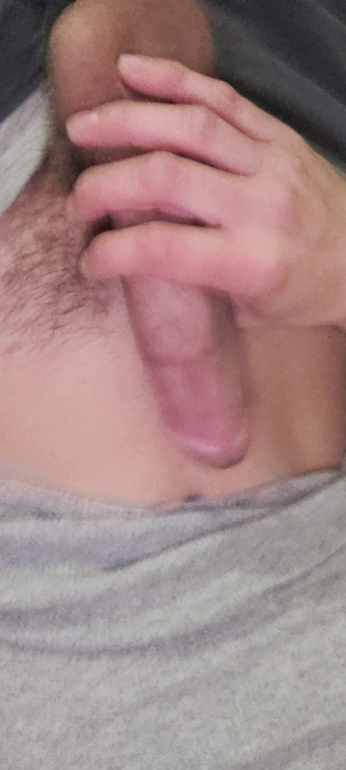 Mikey 21: Normal boyutlu yarağımla oynuyorum