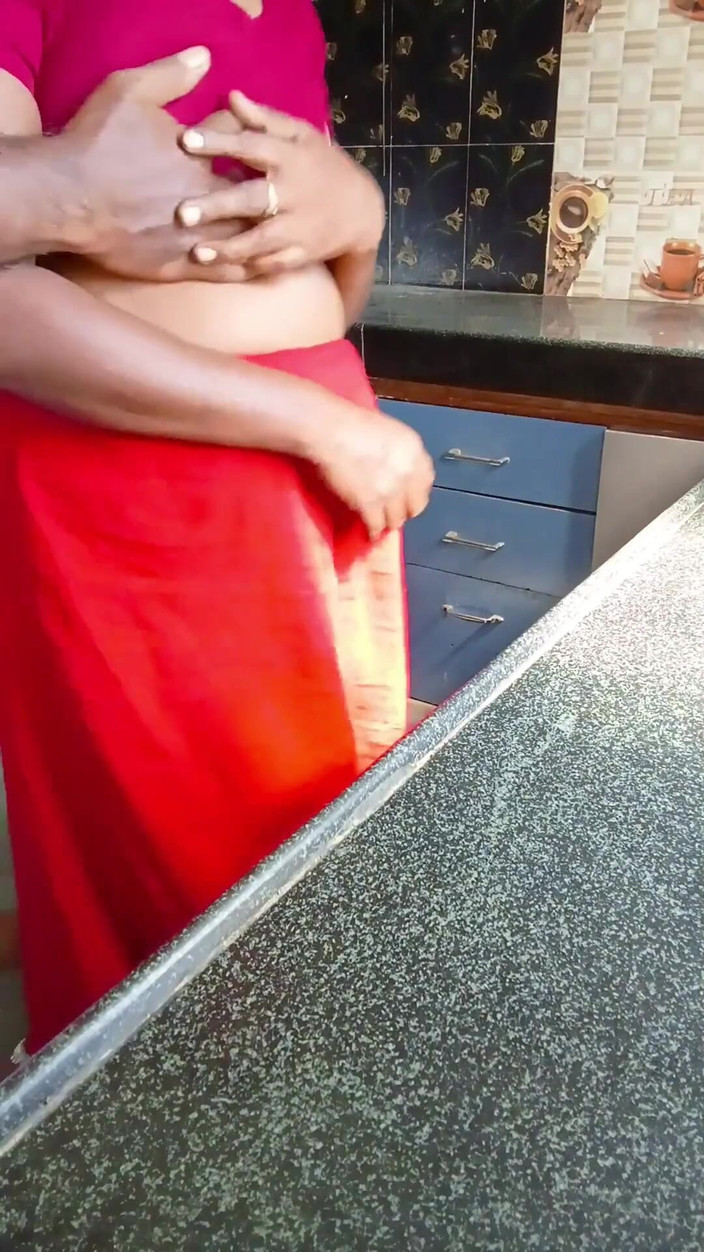 Desi palace: 부엌에서 따먹히는 인도 주부