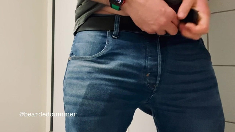 Beardedcummer: Ayah tiri beruang mengambil kencing dalam seluar jeans dan menunjuk-nunjukkan...