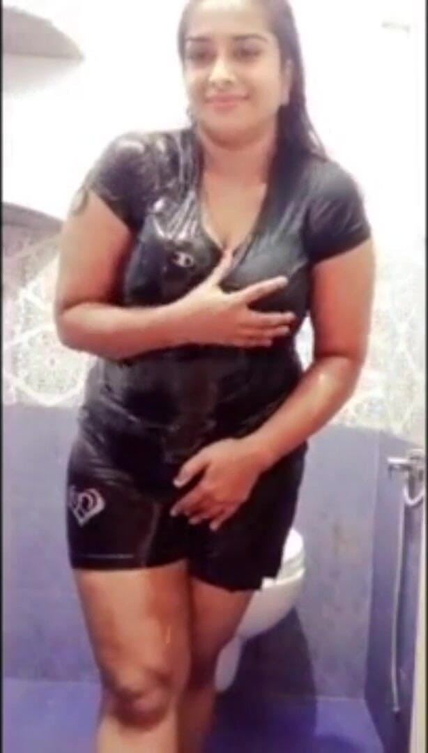 Your Arya: インドの巨乳義理の妹アリアがバスルームで