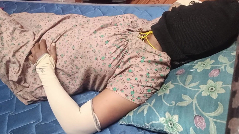 Reshmahotever: Tamil kız ateşli meme ucunu dondurma ve sütle besliyor