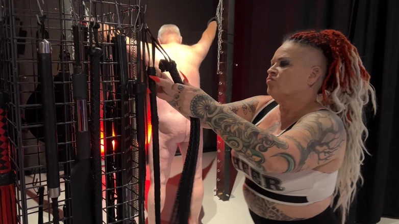 Domina Dark: 彼女は彼の心を掃除している