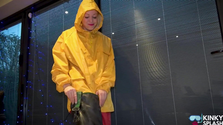 UKCuteGirl Lucy Lauren: Slippery Pvc Garden Wank Hose, Berlumpur &amp; Shiny Rubber Waders