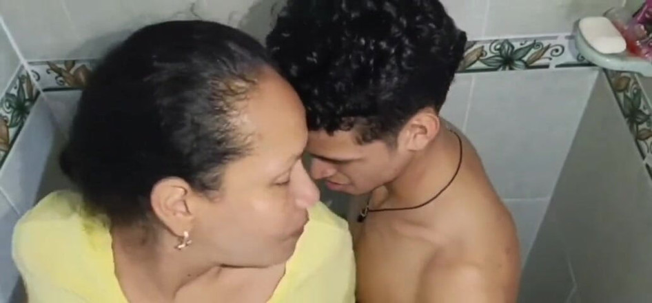 Milfcaliente69: Я занимаюсь сексом в ванной с бойфрендом моей падчерички. Какой у него хороший член.