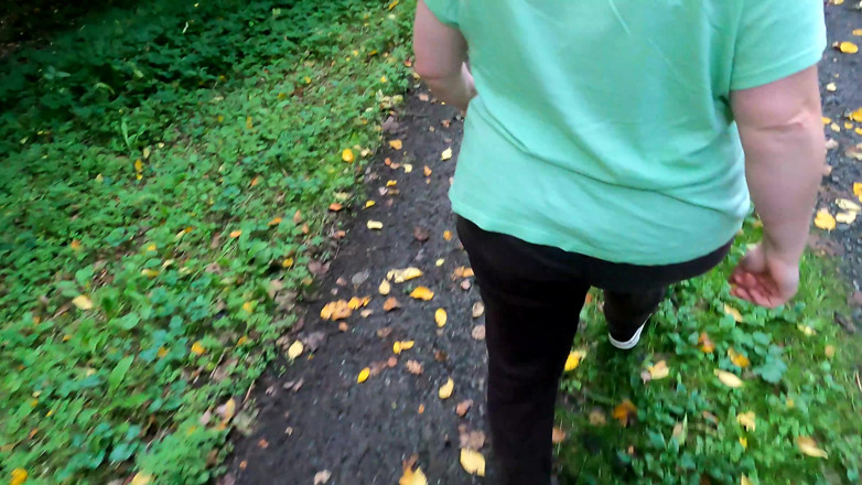 Bouncy Tits Action: Holé nahé kozy potrestány na turistické cestě