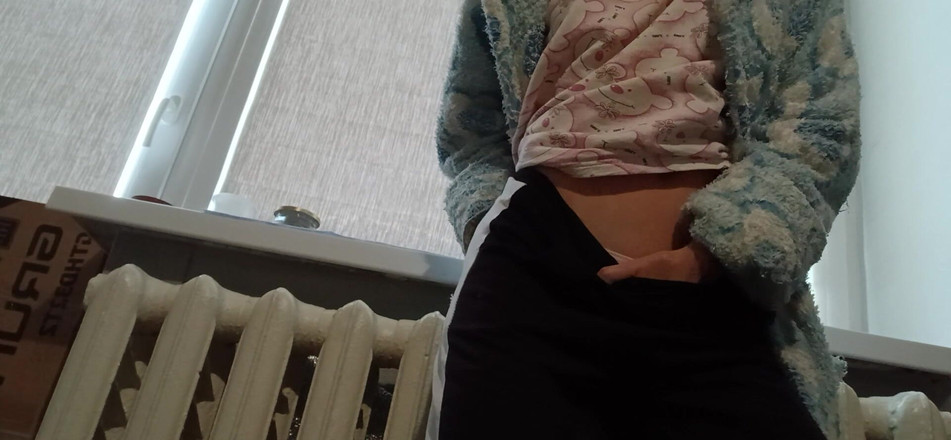 Lesbian-candys: Una mora snella in un Robe si masturba a casa...