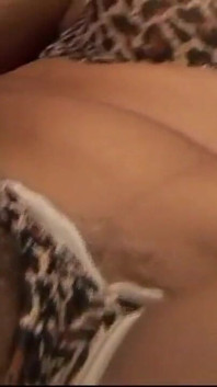 Une MILF sexy et coquine masquée