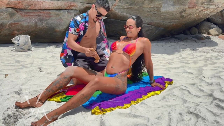 Viick4r: Arriscado Sexo Em Praia Pública Sob O Sol