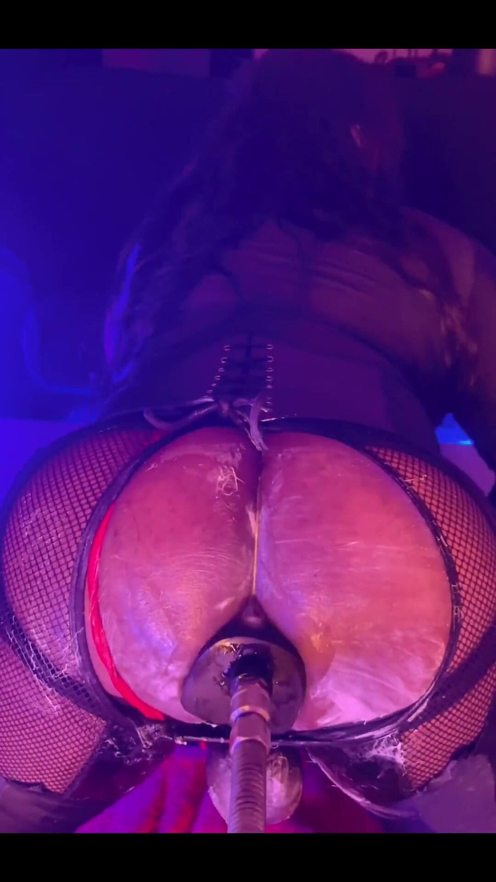 DipsoDeep: Pantat bahenol banci hitam ini dientot habis-habisan sama mesin dildo