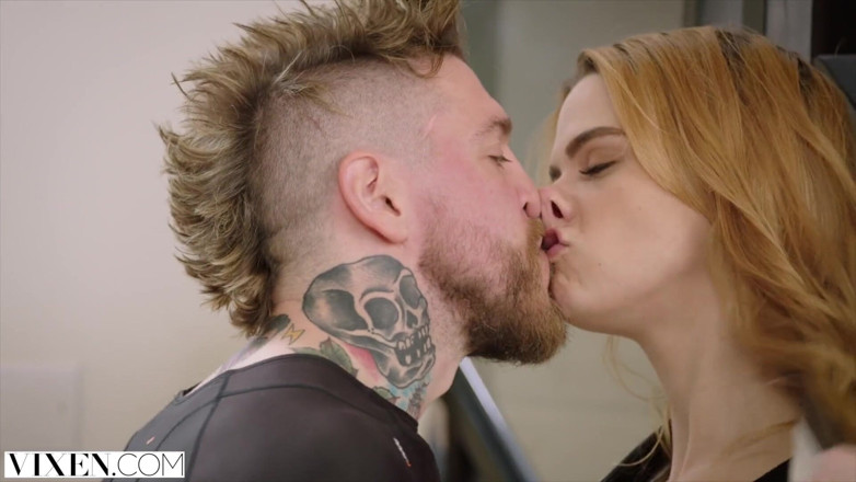 Vixen: VIXEN - Noua divorțată face sex cu antrenorul ei personal