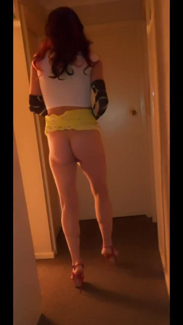 Lizzaali: Mengusik dalam skirt kuning kecil saya tanpa seluar dalam, saya...