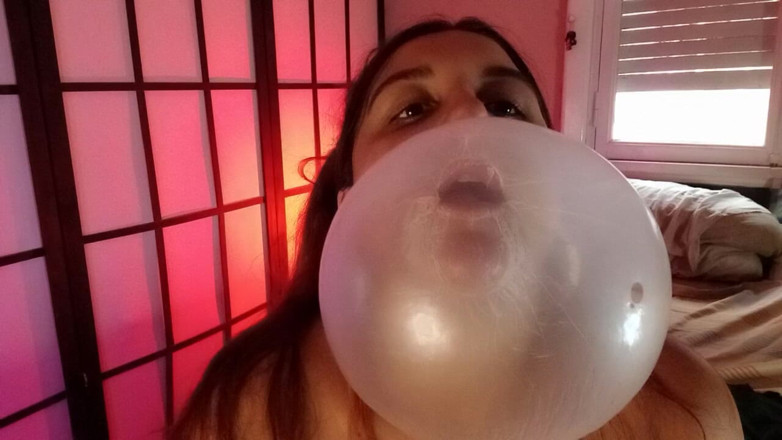 melu_world: Pink Bubblegum Nude Chewing - Bunny Looner