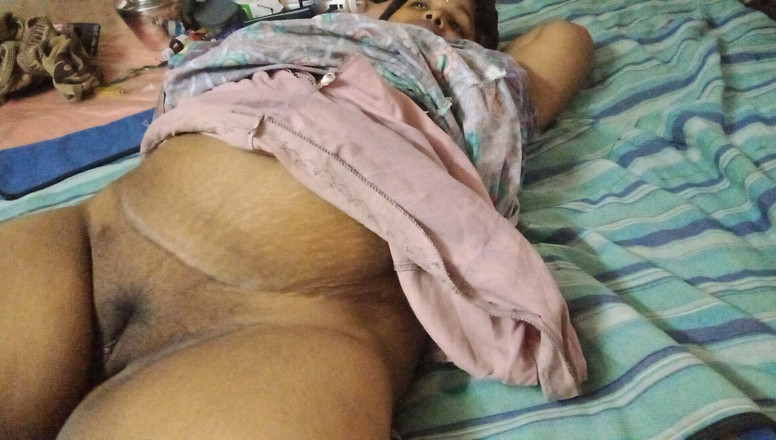 Tamil Anti Uma: 妻が傷口を広げ、彼が指をこすって洗い流すのが見えました