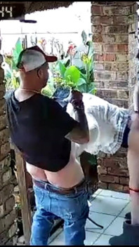 직장에서 가장 친한 친구 두 명과 섹스하는 마누라를 붙잡은 캠