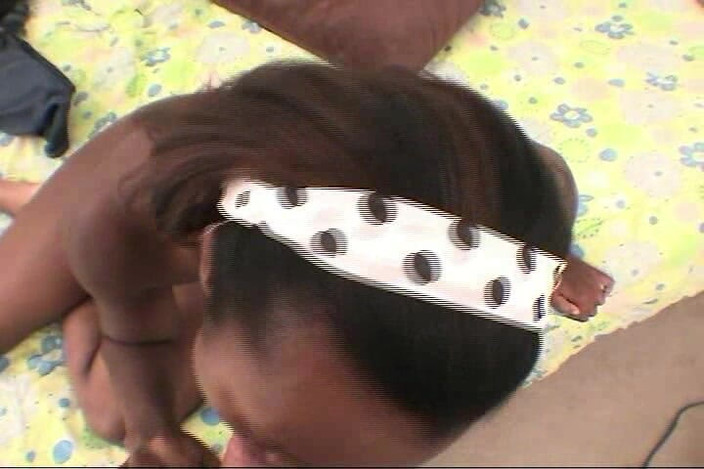 Anna's girls: Amatérská černá dívka saje bílého ptáka a ošukaná prstem