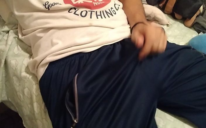 AlexAlejandro13: En la cama cachonda