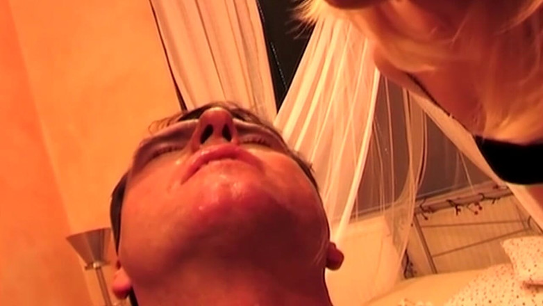 BDSM6.CLUB: Due milf arrapate gli inzuppano la faccia tra sciatte lacrime