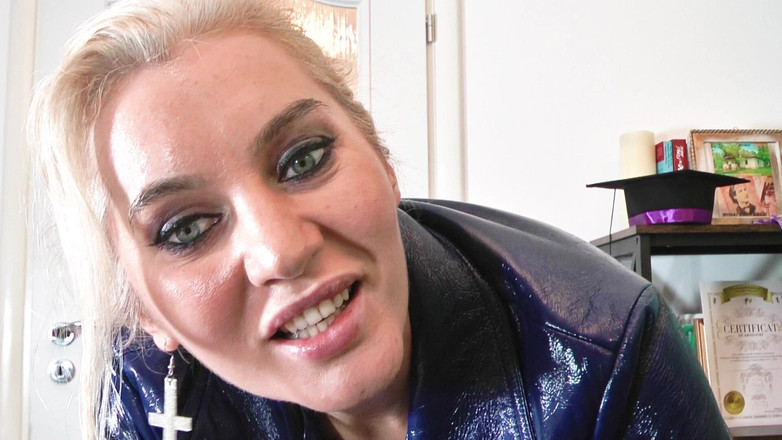 Goddess Celine: Lippenstift-dominanz