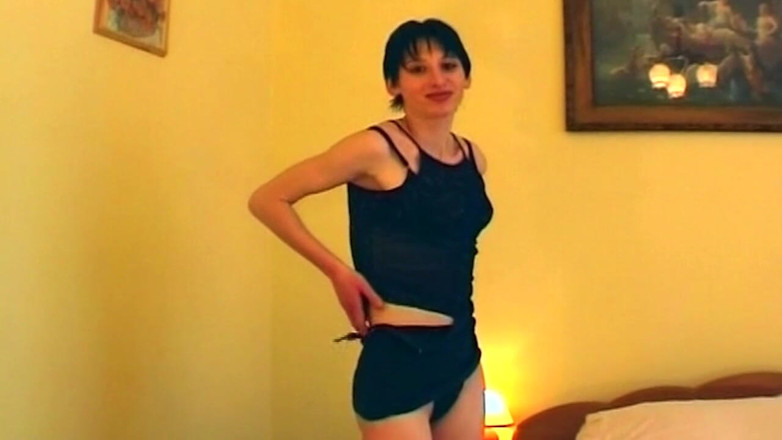 NAUGHTYPOLSKA: Magrinha morena gata estica buceta peluda com vibrador grosso