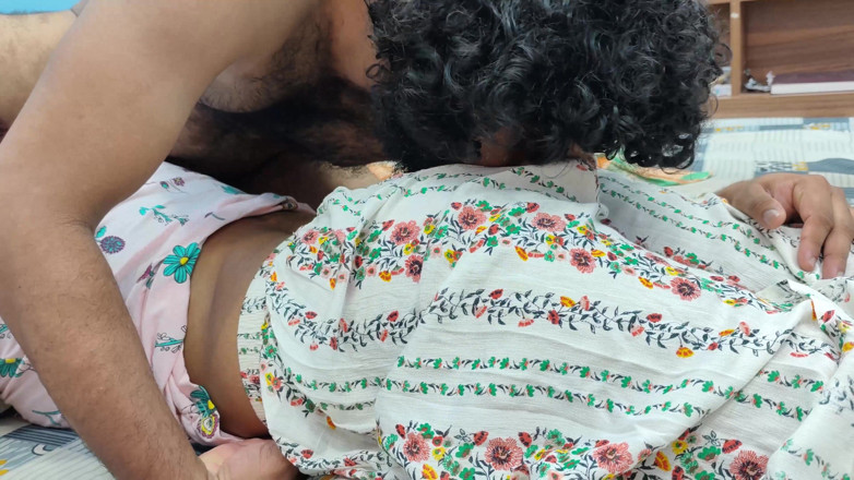 Vaigavarun45: स्कर्ट में पैर चाटना रोमांस