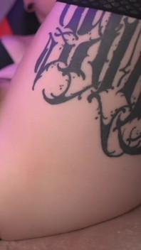 Fată transsexuală gotică sexy este lărgită de un vibrator masiv pe mașina de futut