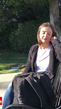 POV asijský chlap se vystříká na obličej hubené drobné brunetce po setkání v parku