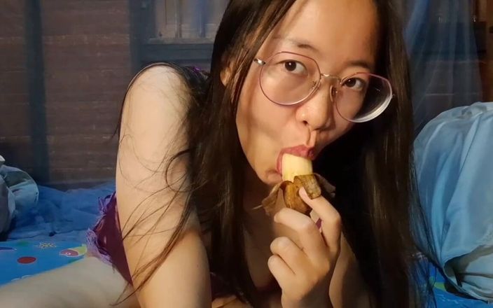 Thana 2023: Sexy menina asiática come banana