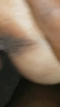 Наклонившаяся на большом черном члене скачет на моей попке, жестко и глубоко долбя мою киску